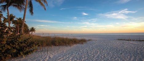 Playa en los alrededores, camastros y toallas de playa