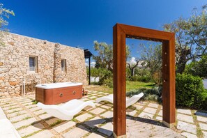 Outdoor spa tub - Apartment 'Core Resort - Familiare Rossa' with Shared Pool, Wi-Fi and Air Conditioning (Tuglie)