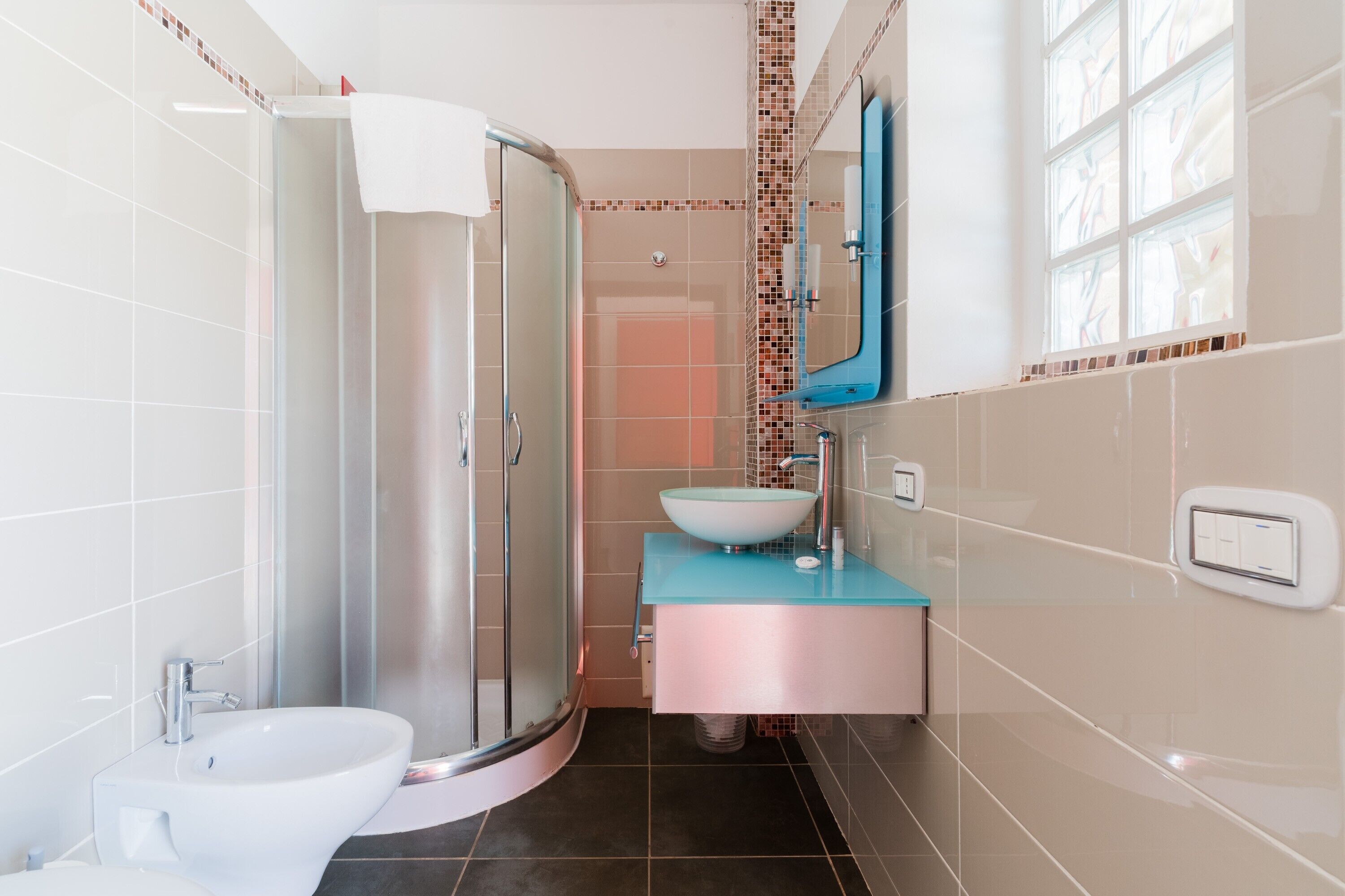 Douche, sèche-cheveux, serviettes fournies