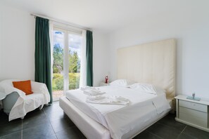 WiFi, bed sheets - Apartment 'Core Resort - Familiare Rossa' with Shared Pool, Wi-Fi and Air Conditioning (Tuglie)