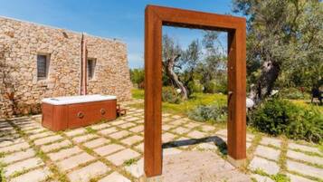 Bañera de hidromasaje al aire libre