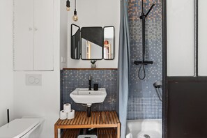 Regadera, toallas, papel de baño 