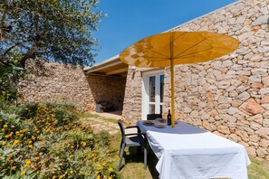 Outdoor dining - Room 'Core Resort - Basic 4' with Shared Pool, Wi-Fi and Air Conditioning (Tuglie)