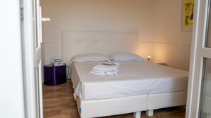 WiFi, bed sheets - Room 'Core Resort - Basic 4' with Shared Pool, Wi-Fi and Air Conditioning (Tuglie)