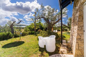 Outdoor dining - Room 'Core Resort - Basic 4' with Shared Pool, Wi-Fi and Air Conditioning (Tuglie)
