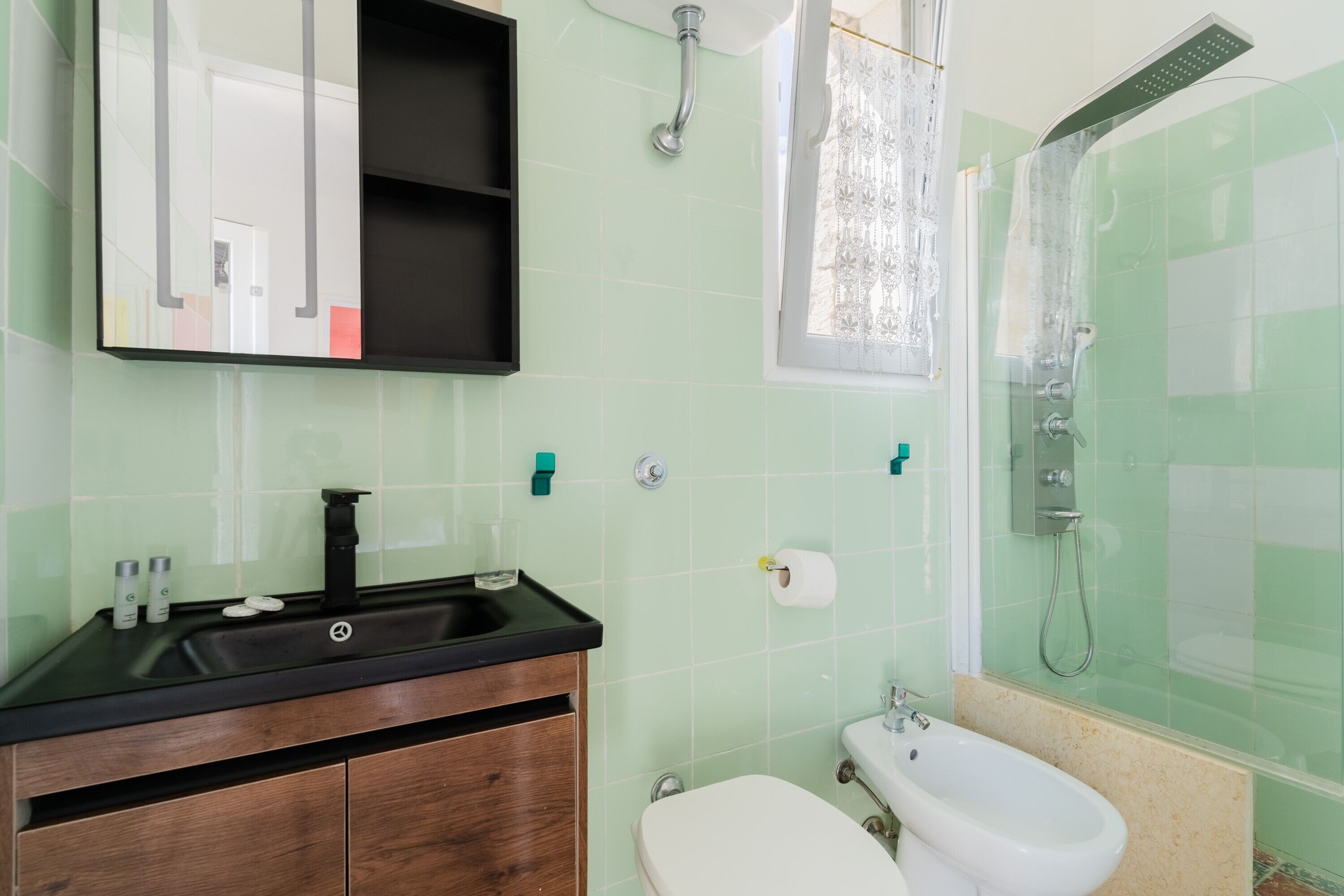 Un baño con lavabo, inodoro, bidé y ducha.