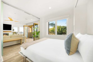 Desk, iron/ironing board, WiFi, bed sheets - The Sea & Sand - Ocean View La Jolla Condo (San Diego)
