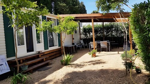 “3-Bedroom Mobile Home in St Aygulf” with Shared Pool, Wi-Fi, and Air Conditioning