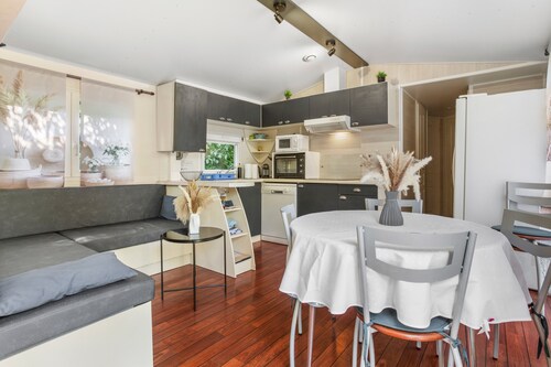 “3-Bedroom Mobile Home in St Aygulf” with Shared Pool, Wi-Fi, and Air Conditioning