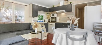 “3-Bedroom Mobile Home in St Aygulf” with Shared Pool, Wi-Fi, and Air Conditioning
