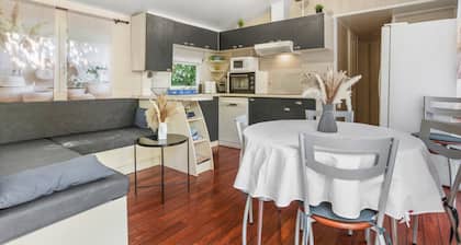 “3-Bedroom Mobile Home in St Aygulf” with Shared Pool, Wi-Fi, and Air Conditioning