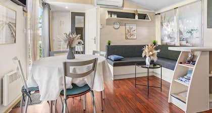 “3-Bedroom Mobile Home in St Aygulf” with Shared Pool, Wi-Fi, and Air Conditioning