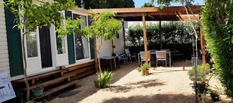 “3-Bedroom Mobile Home in St Aygulf” with Shared Pool, Wi-Fi, and Air Conditioning