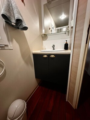 Shower, hair dryer - “3-Bedroom Mobile Home in St Aygulf” with Shared Pool, Wi-Fi, and Air Conditioning (Fréjus)