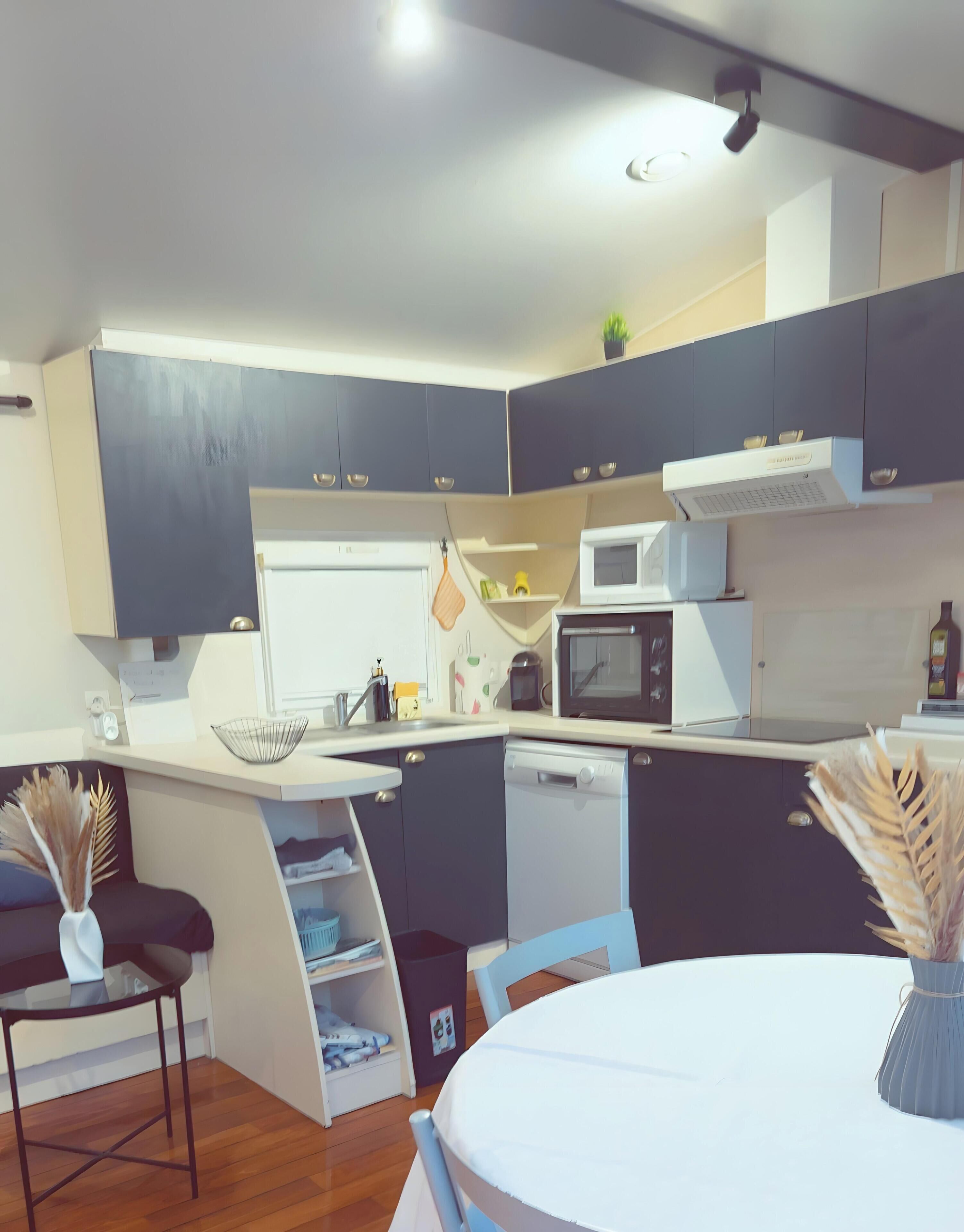 Kylskåp, mikrovågsugn, ugn och spishäll