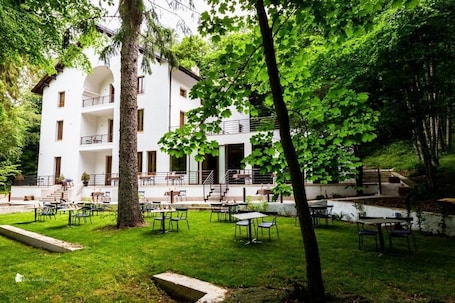 Outdoor dining. Elda Hotel