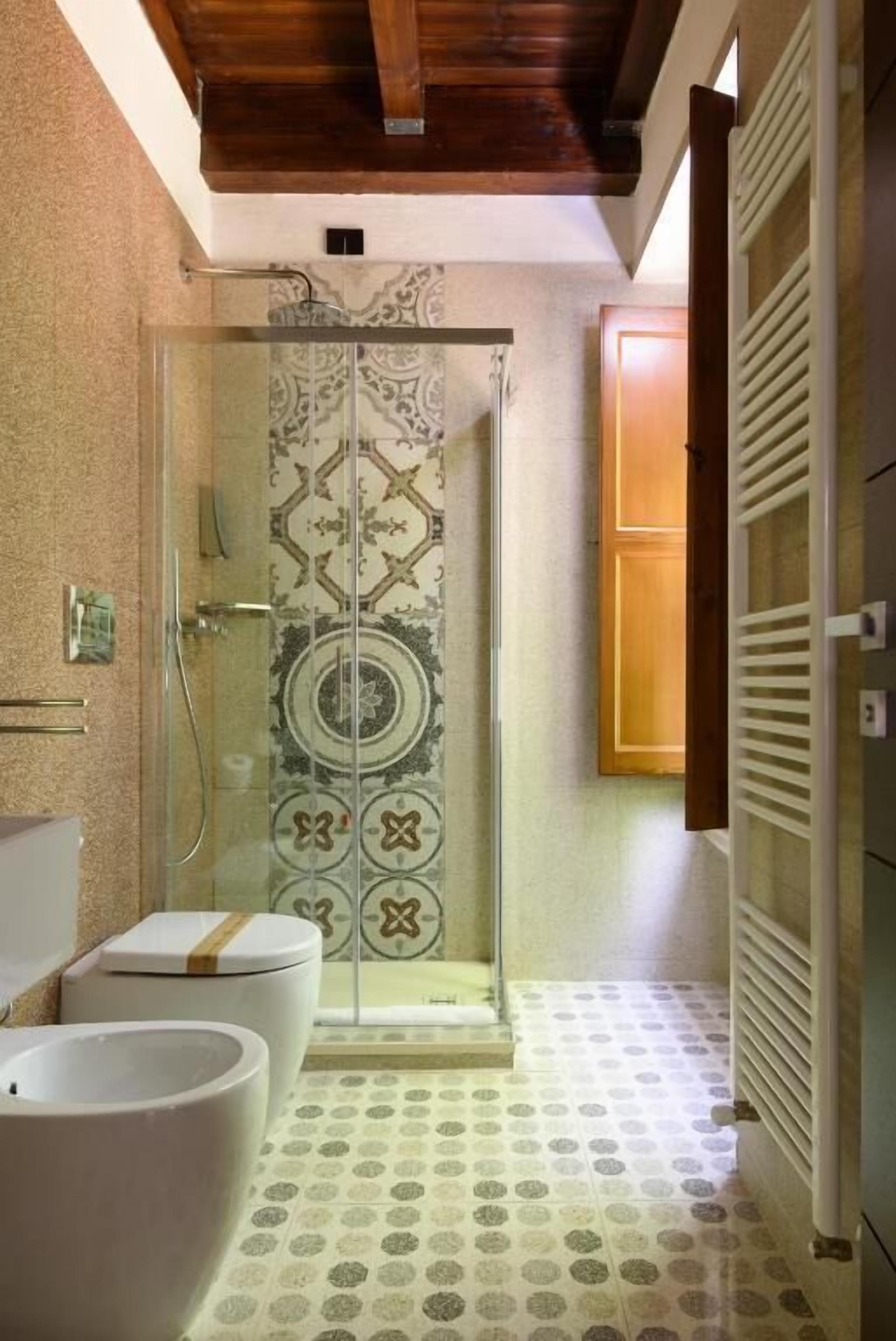 Une salle de bain équipée d’une douche, de toilettes et d’un bidet.