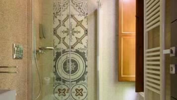 Une salle de bain équipée d’une douche, de toilettes et d’un bidet.