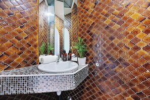 A bathroom with a tiled wall, a sink, and a mirror. - Beautiful Apartment in the Marais - 3bdr/6p - Paris (Paris)