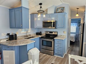 Refrigerador, microondas, horno y parrilla de estufa 