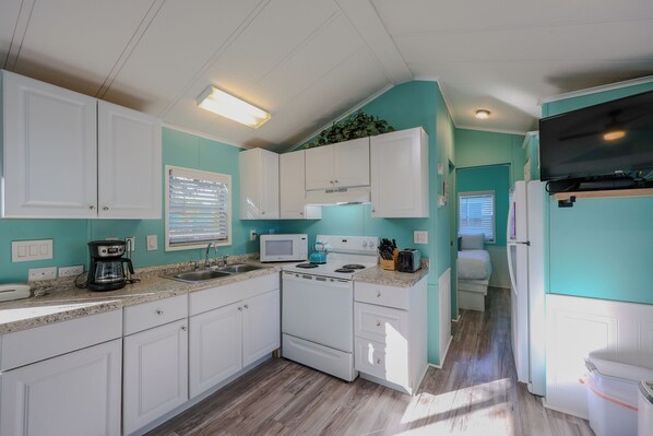 Jääkaappi, mikroaaltouuni, uuni, liesi