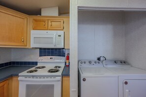 KĂŒhlschrank, Mikrowelle, Ofen, Herdplatte