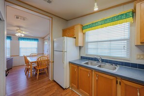 KĂŒhlschrank, Mikrowelle, Ofen, Herdplatte