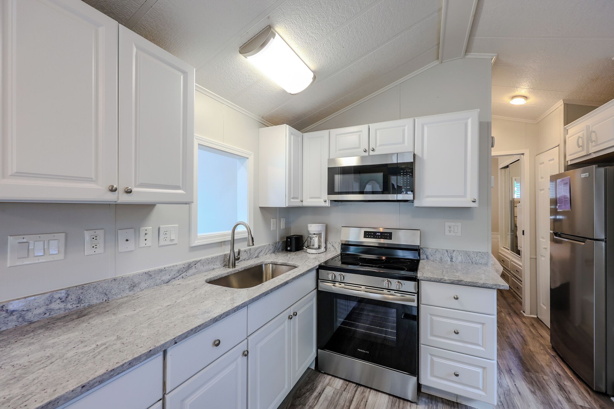 冰箱、微波炉、烤箱、炉灶