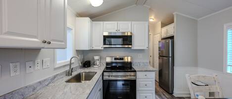 Réfrigérateur, micro-ondes, four, plaque de cuisson