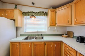 Kjøleskap, mikrobølgeovn, ovn og kokeplater