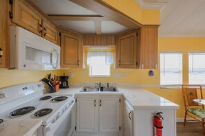 Fridge, microwave, oven, stovetop - 2608 Block 2 - Sleeps 8 (Myrtle Beach)