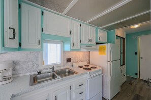 Kjøleskap, mikrobølgeovn, ovn og kokeplater