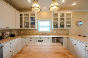 Fridge, microwave, oven, stovetop - 8046 Seascape- Sleeps 10 (Myrtle Beach)