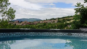A swimming pool with a view of a town and mountains in the background. - Relax Nature |8 P | BBQ | Wi-Fi | Pool | Foosball (Molló)