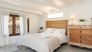 A bedroom with a wooden headboard, a bedside table with a lamp, and a dresser. - Relax Nature |8 P | BBQ | Wi-Fi | Pool | Foosball (Molló)