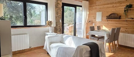 TV, tavolo da ping pong