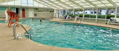 Alberca techada y alberca climatizada