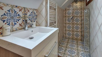 Een douche, handdoeken, zeep, toiletpapier