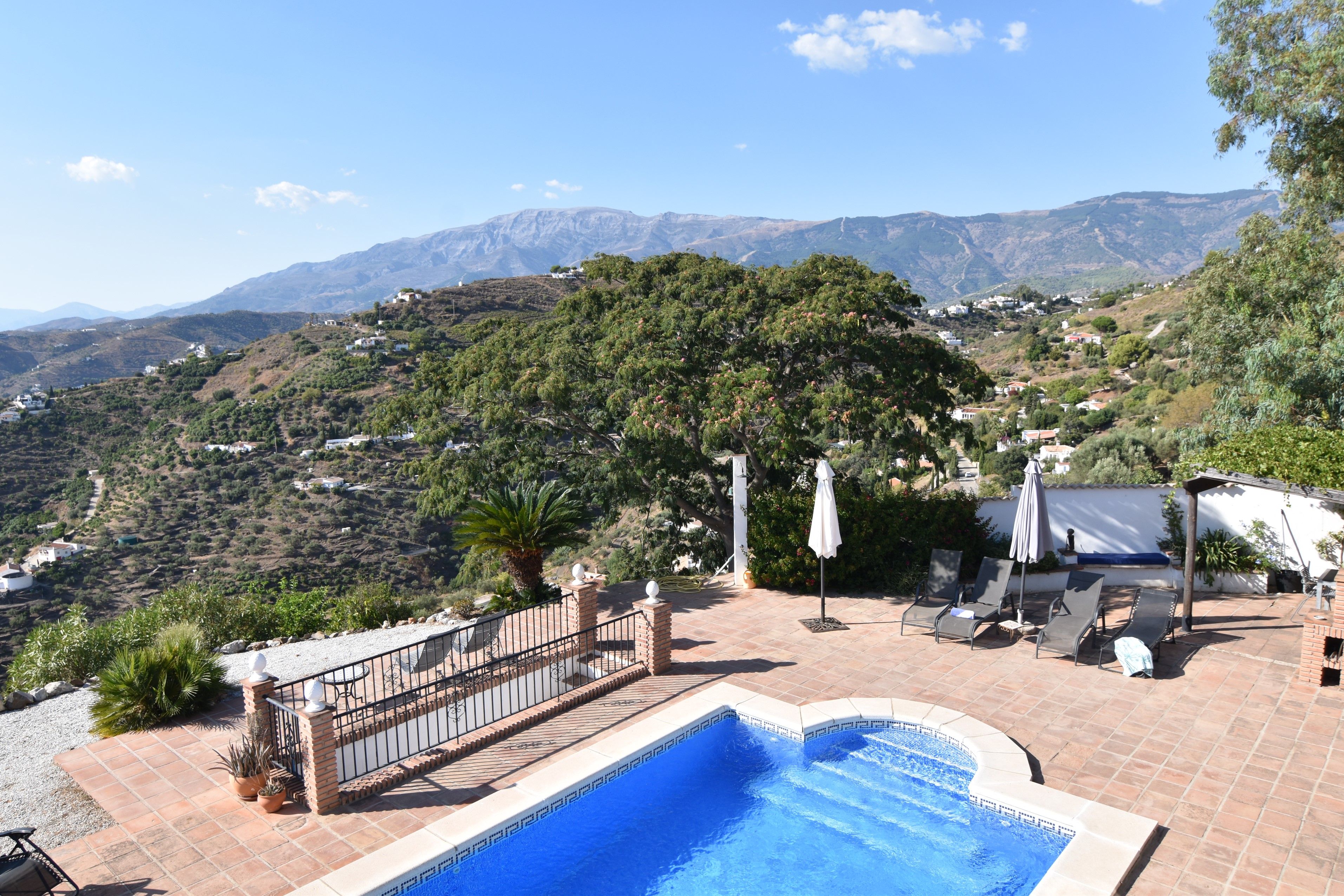 Zona de piscina con vistas a un paisaje montañoso.