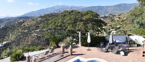 Zona de piscina con vistas a un paisaje montañoso.