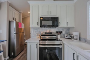 Fridge, microwave, oven, stovetop - 2537 Block 3 - Sleeps 5 (Myrtle Beach)