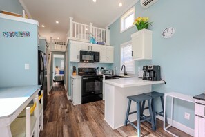 Fridge, microwave, oven, stovetop - 1718 Block 2 - Sleeps 6 (Myrtle Beach)