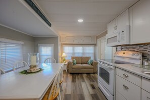 Fridge, microwave, oven, stovetop - 5331 Block 3- Sleeps 6 (Myrtle Beach)