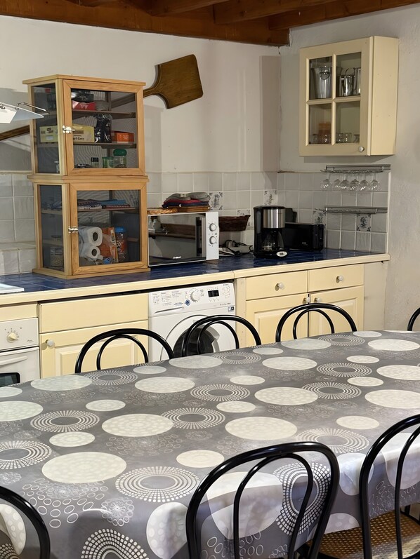 Private kitchen - Holiday Home 'Les Trois Maisons - Gite Jaune' with Mountain View, Shared Pool and Wi-Fi (Osse-en-Aspe)