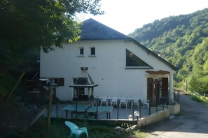 Property grounds - Holiday Home 'Les Trois Maisons - Gite Jaune' with Mountain View, Shared Pool and Wi-Fi (Osse-en-Aspe)