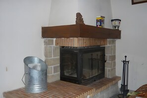 Interior - Holiday Home 'Les Trois Maisons - Gite Jaune' with Mountain View, Shared Pool and Wi-Fi (Osse-en-Aspe)