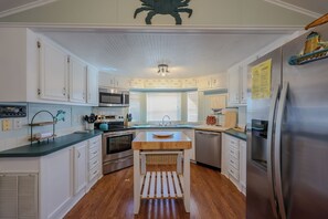 Fridge, microwave, oven, stovetop - 4320 Willow Bank- Sleeps 6 (Myrtle Beach)