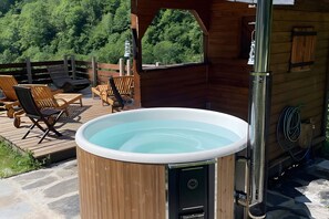 Terrace/patio - Holiday Home 'Les Trois Maisons - Gite Vert' with Mountain View, Shared Pool and Wi-Fi (Osse-en-Aspe)