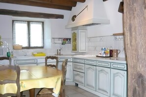 Fridge, microwave, oven, stovetop - Holiday Home 'Les Trois Maisons - Gite Vert' with Mountain View, Shared Pool and Wi-Fi (Osse-en-Aspe)