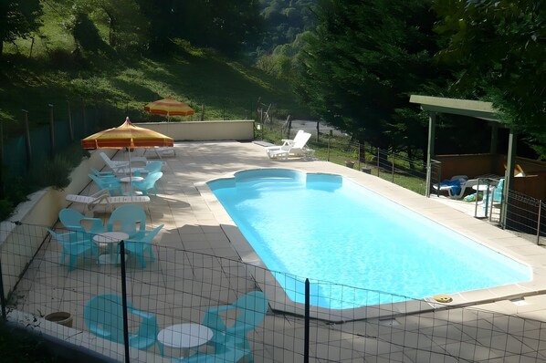 Pool - Holiday Home 'Les Trois Maisons - Gite Vert' with Mountain View, Shared Pool and Wi-Fi (Osse-en-Aspe)